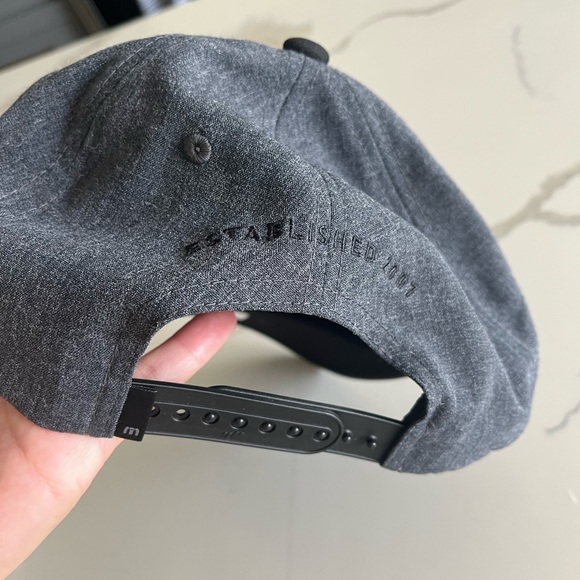 NWT Travis Mathew • heather gray & black SnapBack hat - Picture 2 of 4